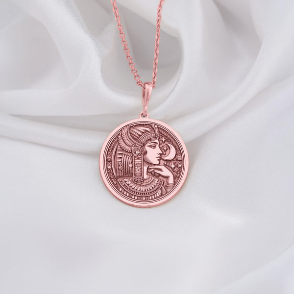 Gold and silver Egyptian queen necklace, a regal accessory celebrating Cleopatra’s legacy of wisdom and power.