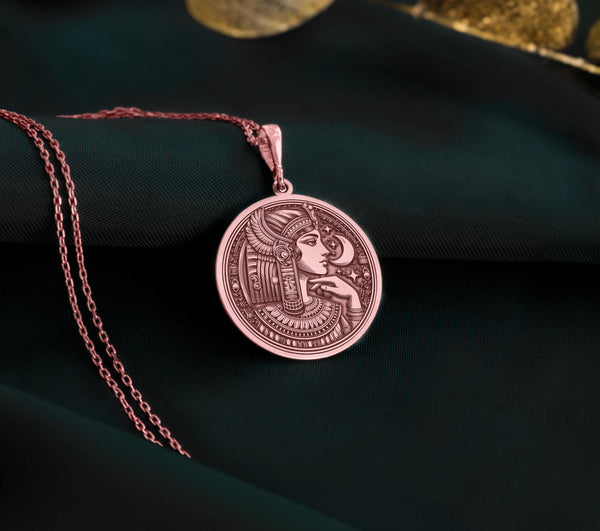 Gold and silver Egyptian queen necklace, a regal accessory celebrating Cleopatra’s legacy of wisdom and power.