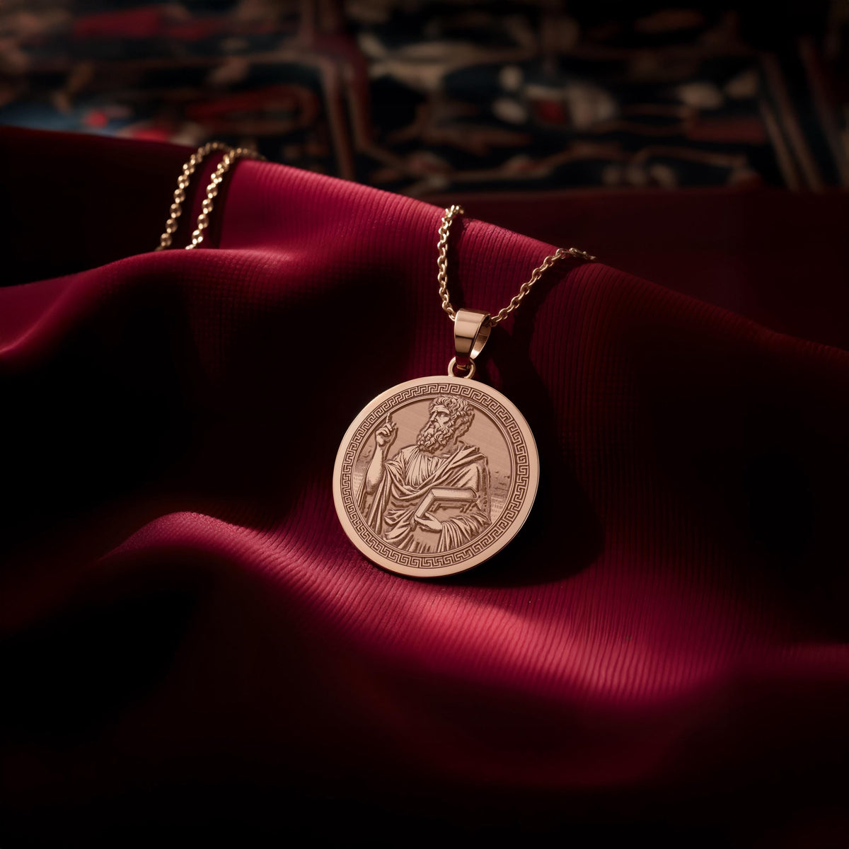 An elegant rose gold plated Plato pendant. The beautiful engraving makes this a dainty and modern piece of philosophical jewelry.