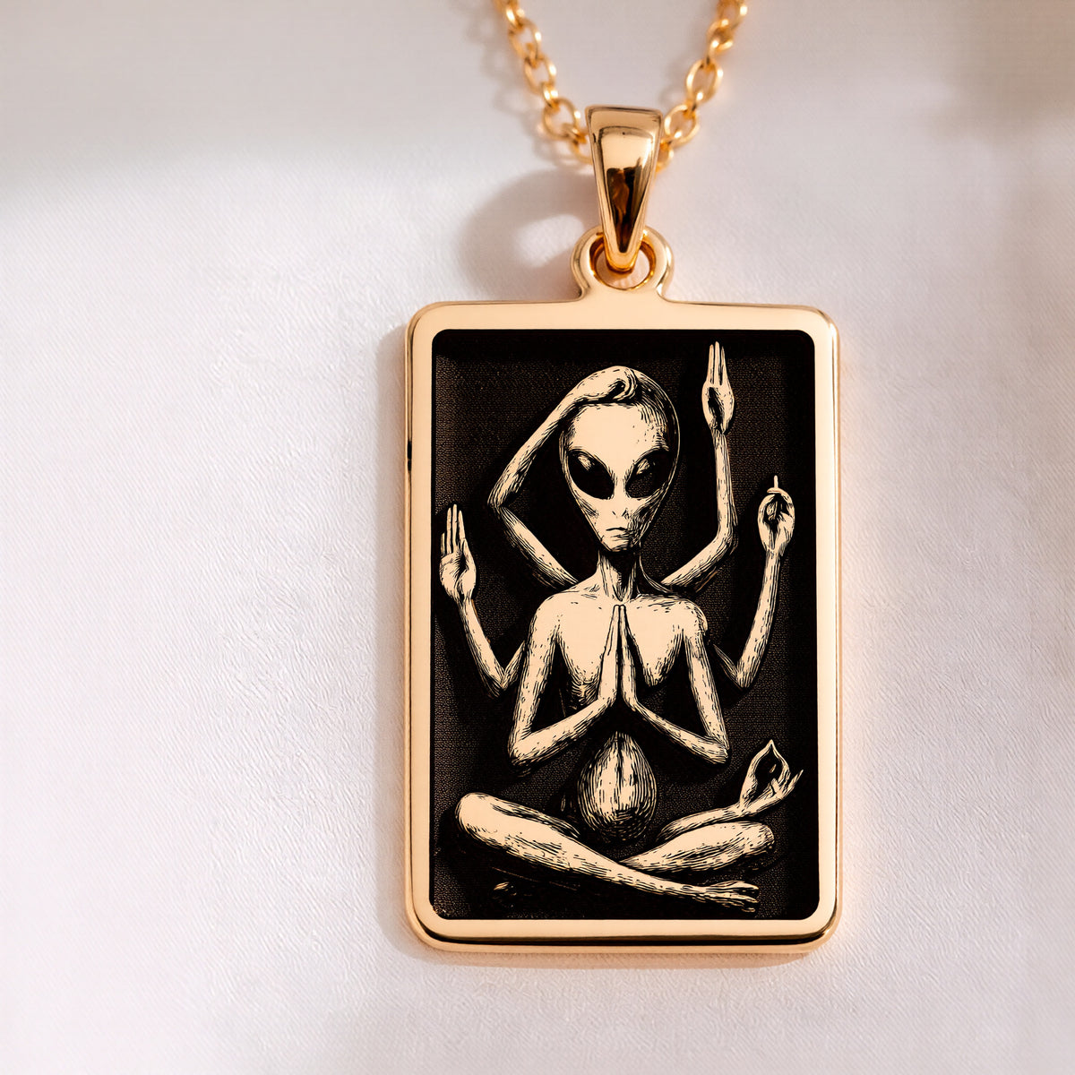 Meditierender Alien-Zen-Halskette | Silber & vergoldete Optionen – Kosmische Energie Yoga Geschenk