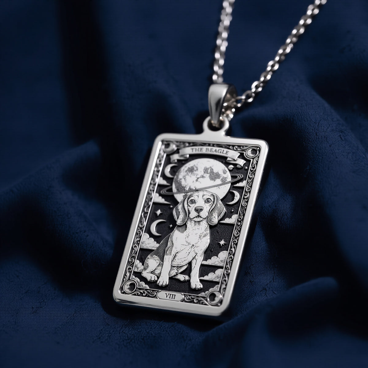 A personalized 925 sterling silver Beagle necklace. This gift celebrates the adventurous spirit of the Beagle, a cherished pet memorial keepsake.