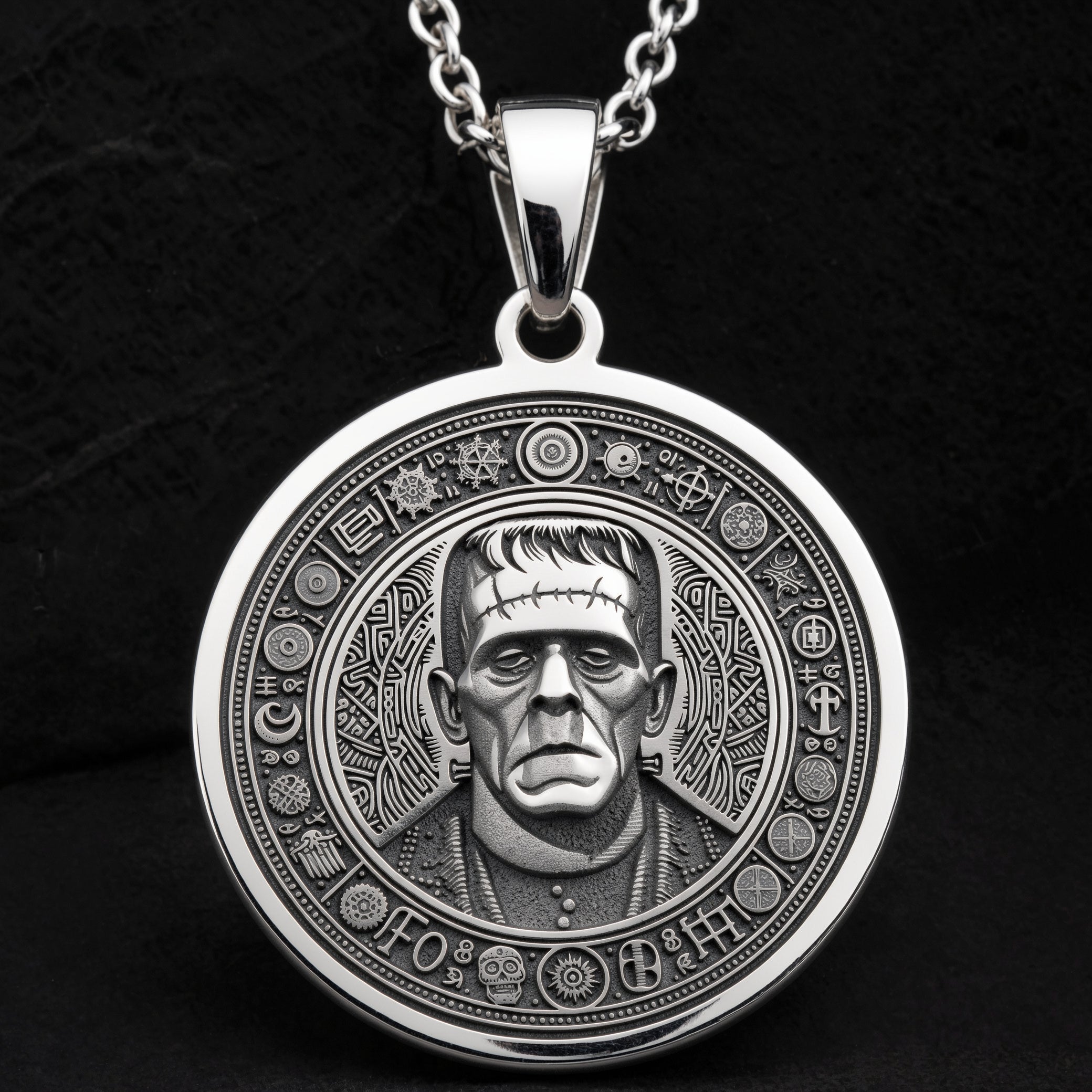 Frankenstein Monster Amulett Anhänger | Silber & plattierte Optionen – Horror Mythologie Geschenk