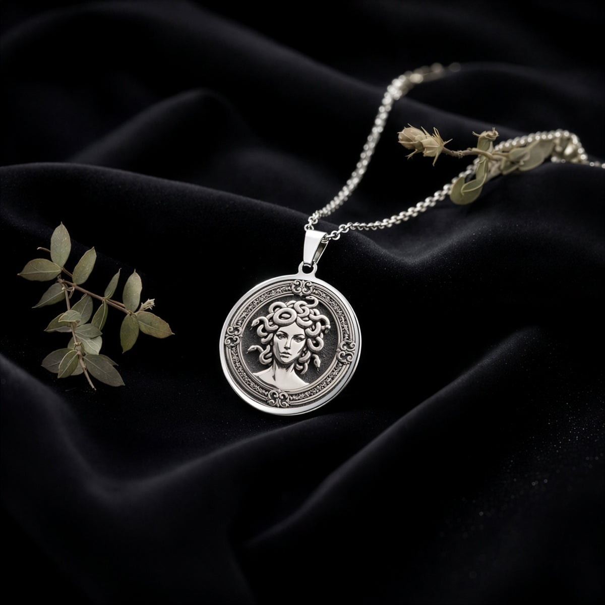 Medusa Gorgon Snake Hair Pendant Necklaces 925 925 Sterling Silver sterling silver portrait pendant with a circular wreath frame necklace