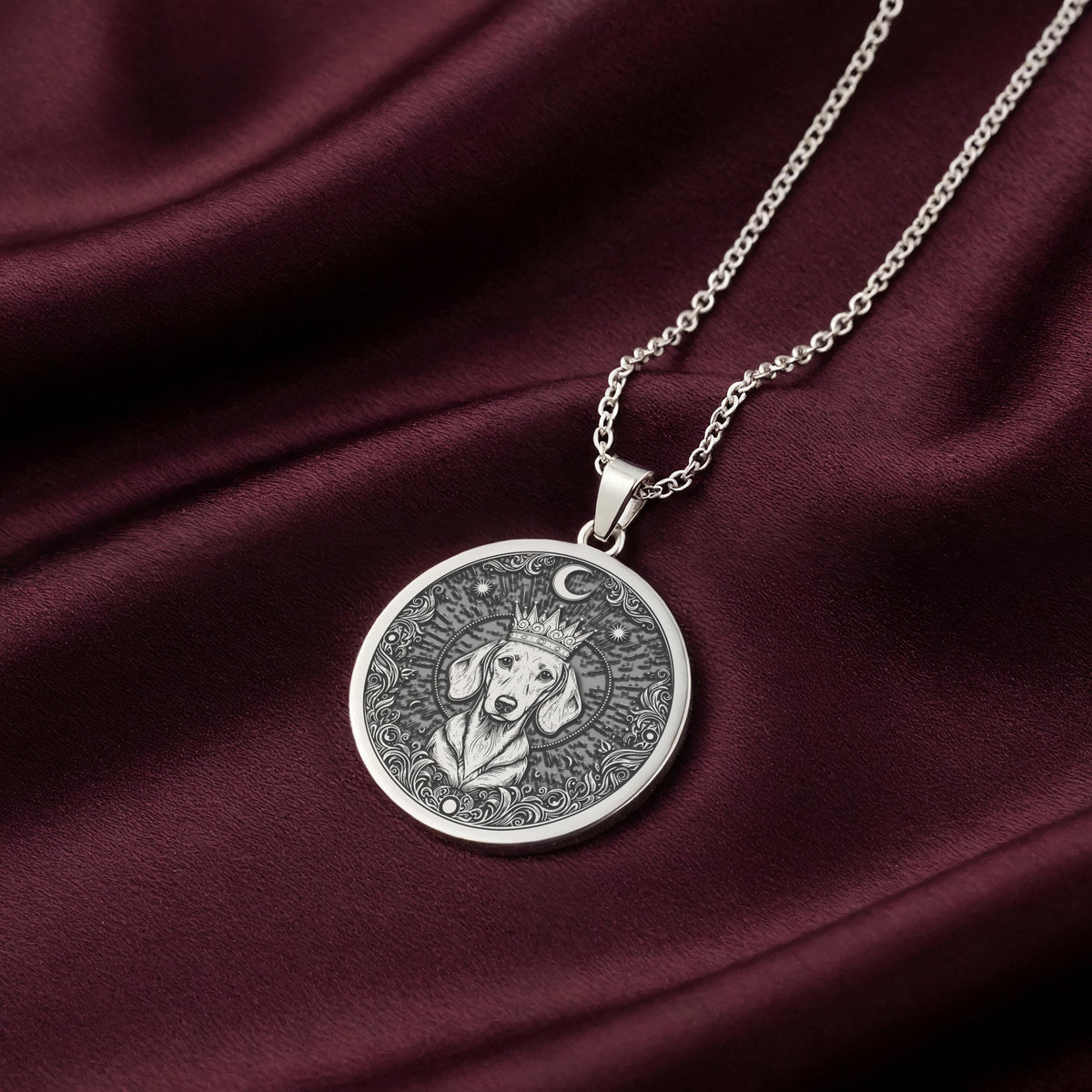 A personalized 925 sterling silver Dachshund necklace. This whimsical gift celebrates the unique spirit of the breed, a cherished keepsake for a dog lover.